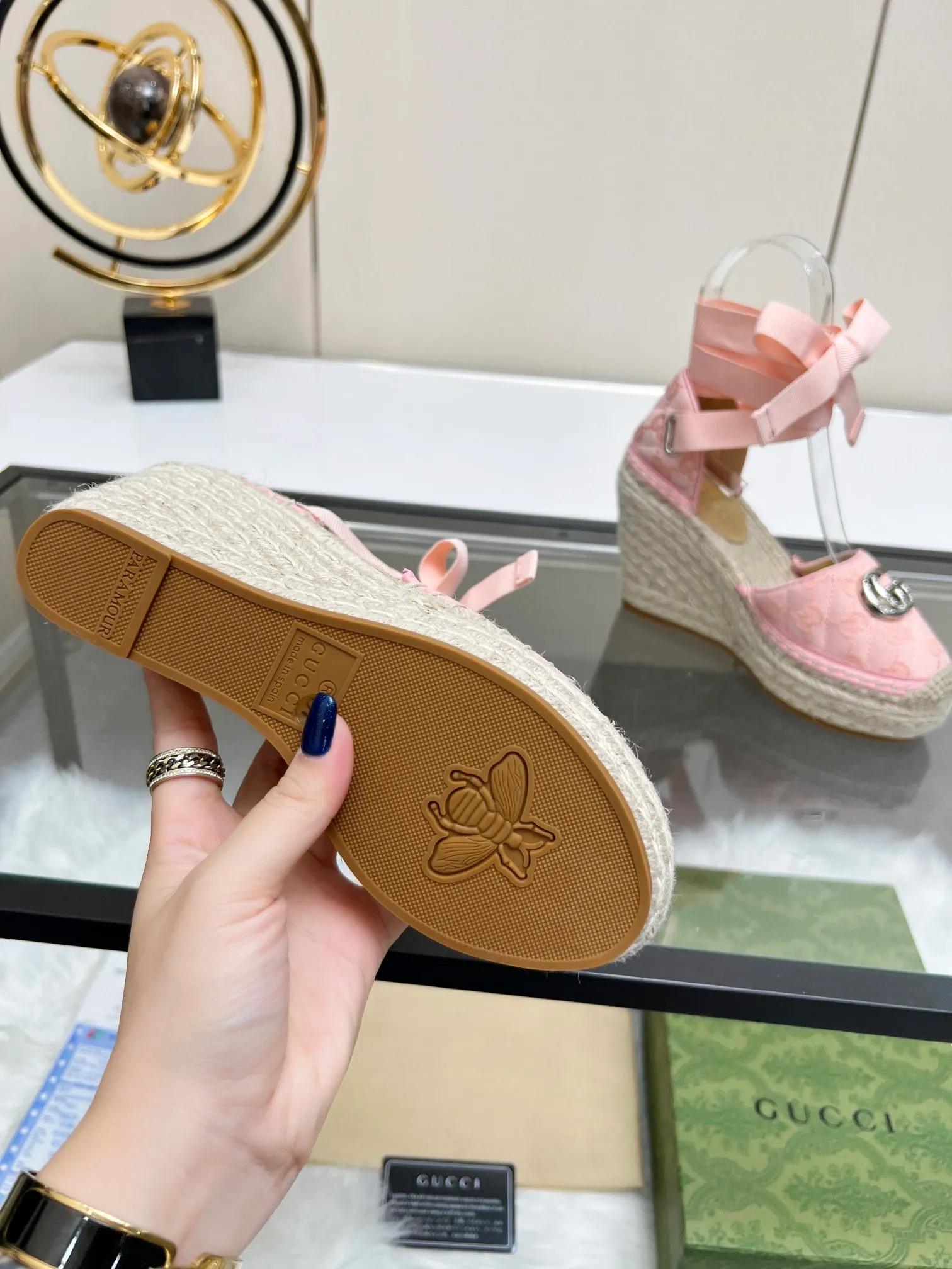 👟👟Ex-factory price 440👟👟 GUCCI wedge fisherman sandals, thick-soled straw, high-end quality, fabric: double G fabric, electric embroidery, lining: mixed sheepskin lining, yardage: 35～42, color: pure white. Dear new and old customers, the picture has been updated, please transfer the image to change. The upgraded version of the wedge heel currently has more than 40 colors. Transfer the image to sell.